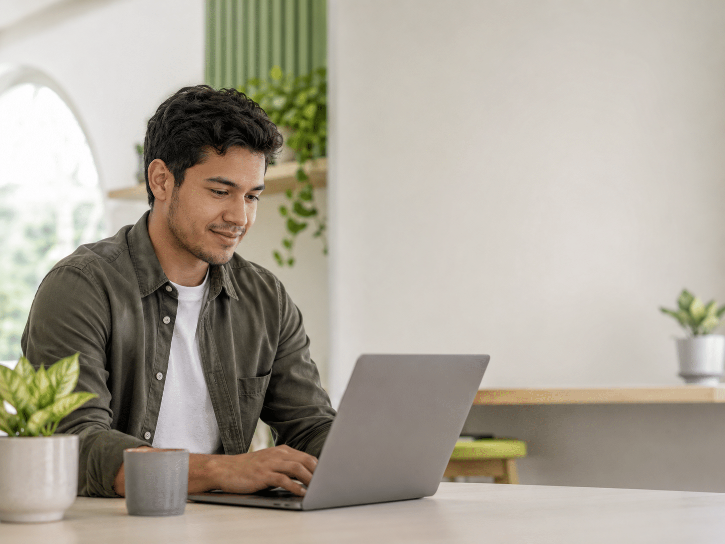 Persona realizando una evaluación laboral desde una laptop