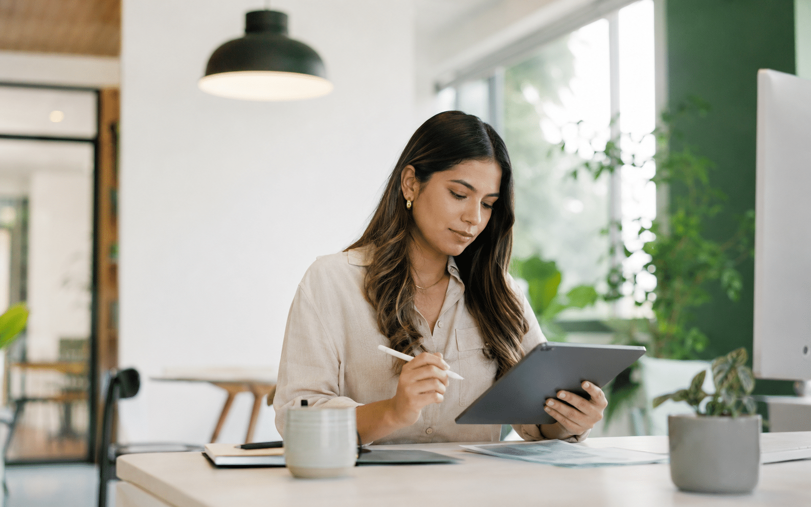 Profesional administrativo trabajando con información y herramientas digitales